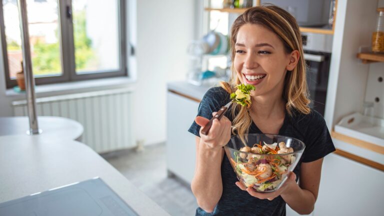 ไม่ใช่แค่กินอะไร แต่กินตอนไหนคือกุญแจสำคัญของการรีเซ็ตระบบเผาผล
